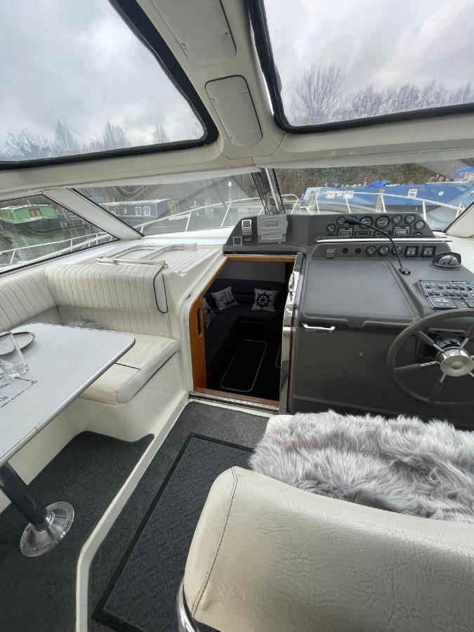 Luxury Boat Hotel Чертси Екстериор снимка