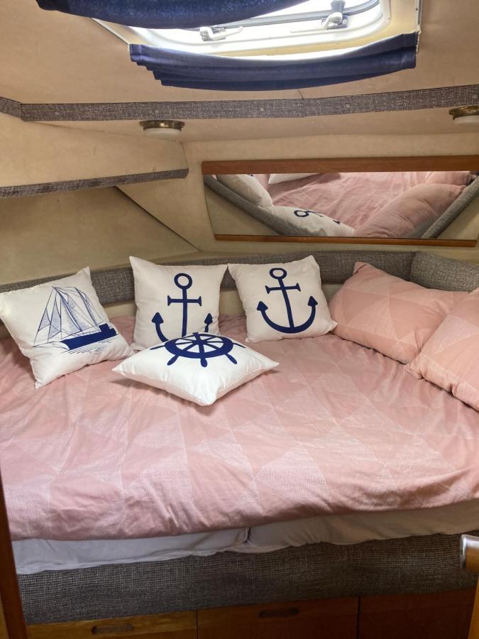 Luxury Boat Hotel Чертси Екстериор снимка